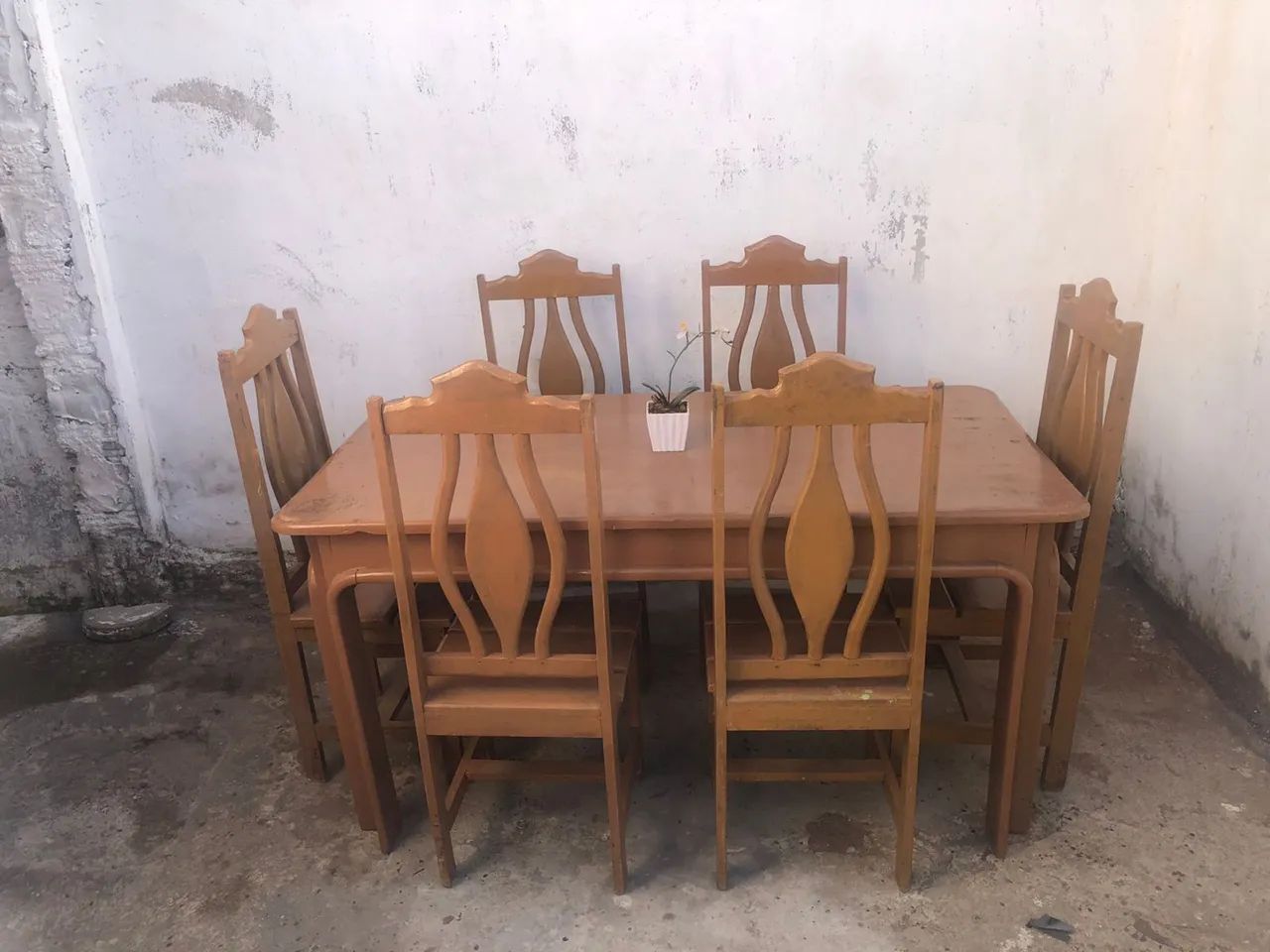 Mesa de madeira angelim pedra semi nova com seis cadeiras pra vim buscar aqui em prazeres  - Foto 4
