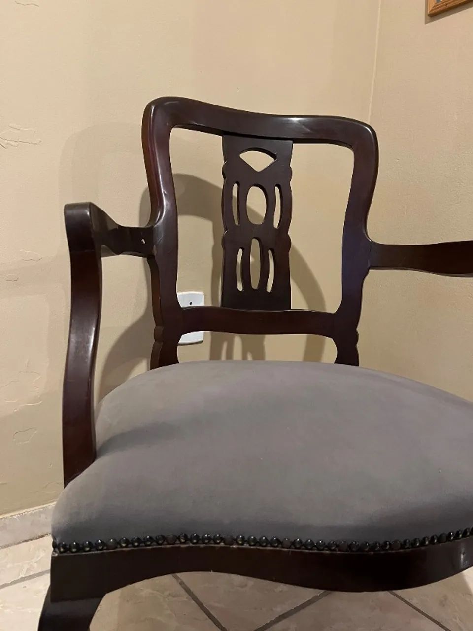 Conjunto com 2 poltronas de madeira e puff estofado - Foto 4