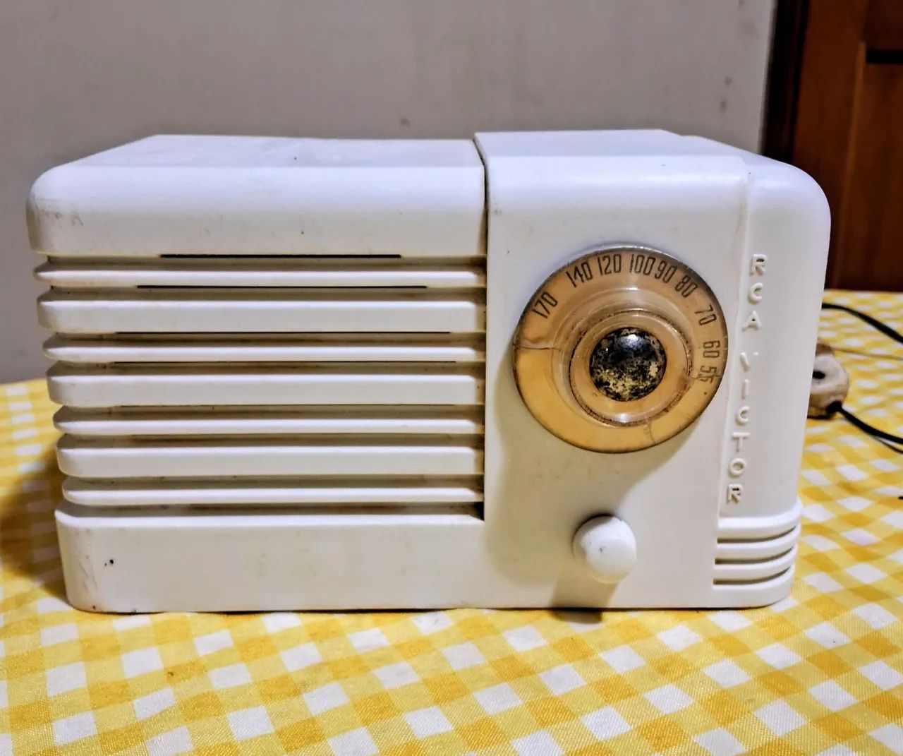 Rádio antigo valvulado RCA Victor