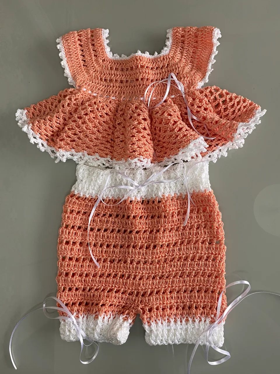 Conjunto de bata e calça em crochê 