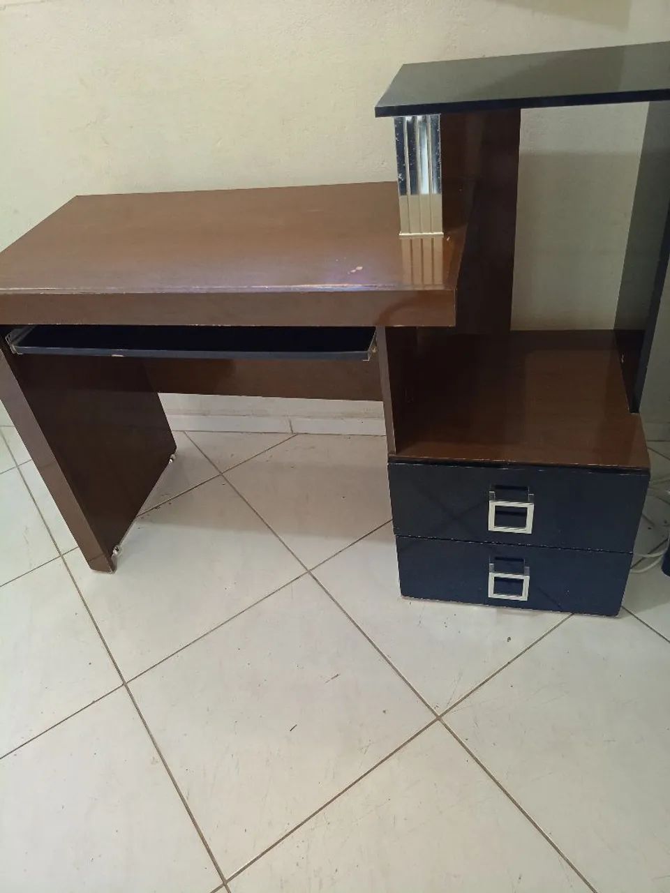 ? MESA PARA COMPUTADOR/ESCRITÓRIO COM GAVETAS  - Foto 2