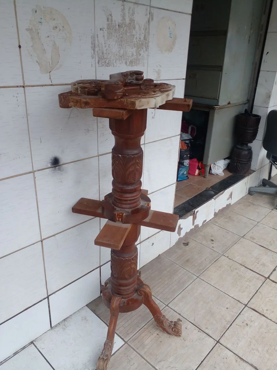 Çadeira e pé de mesa prar restaurar RELÍQUIAS  - Foto 3