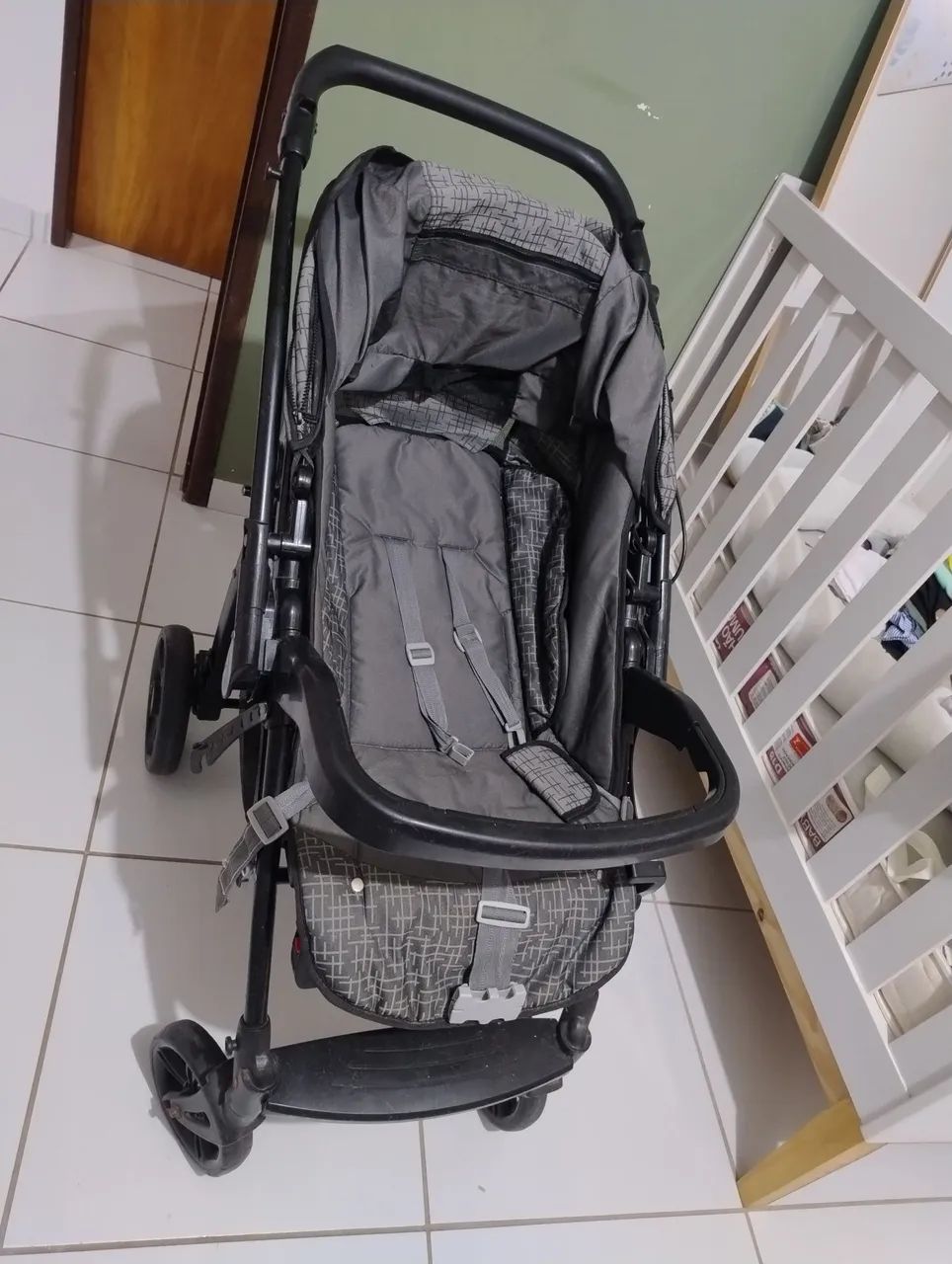 Carrinho de bebê com bebê conforto. - Foto 2