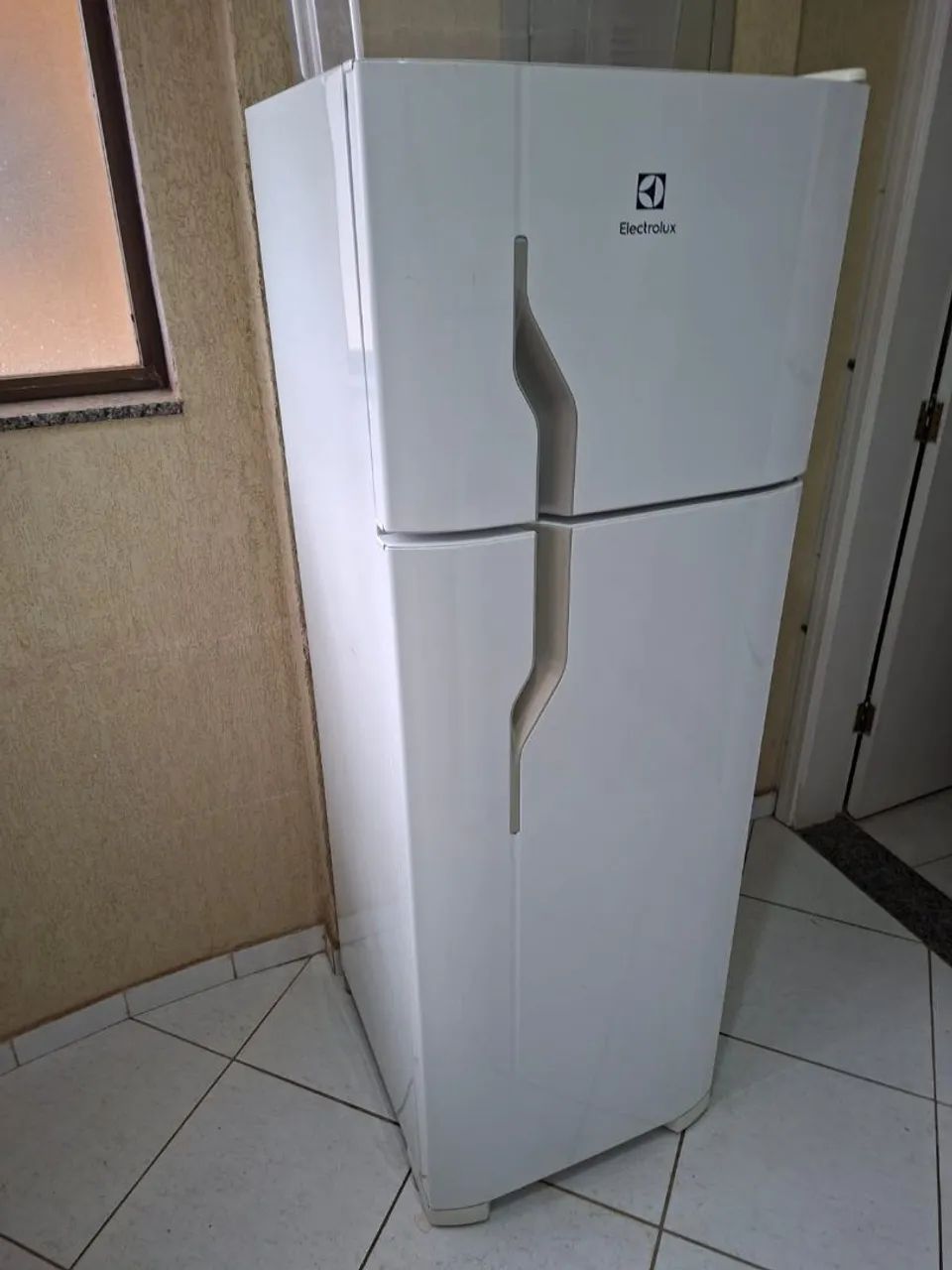 Geladeira Electrolux DC235 260L