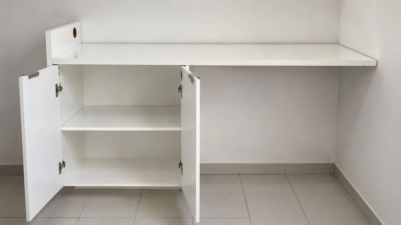 Mesa / Escrivaninha com portas - Foto 3