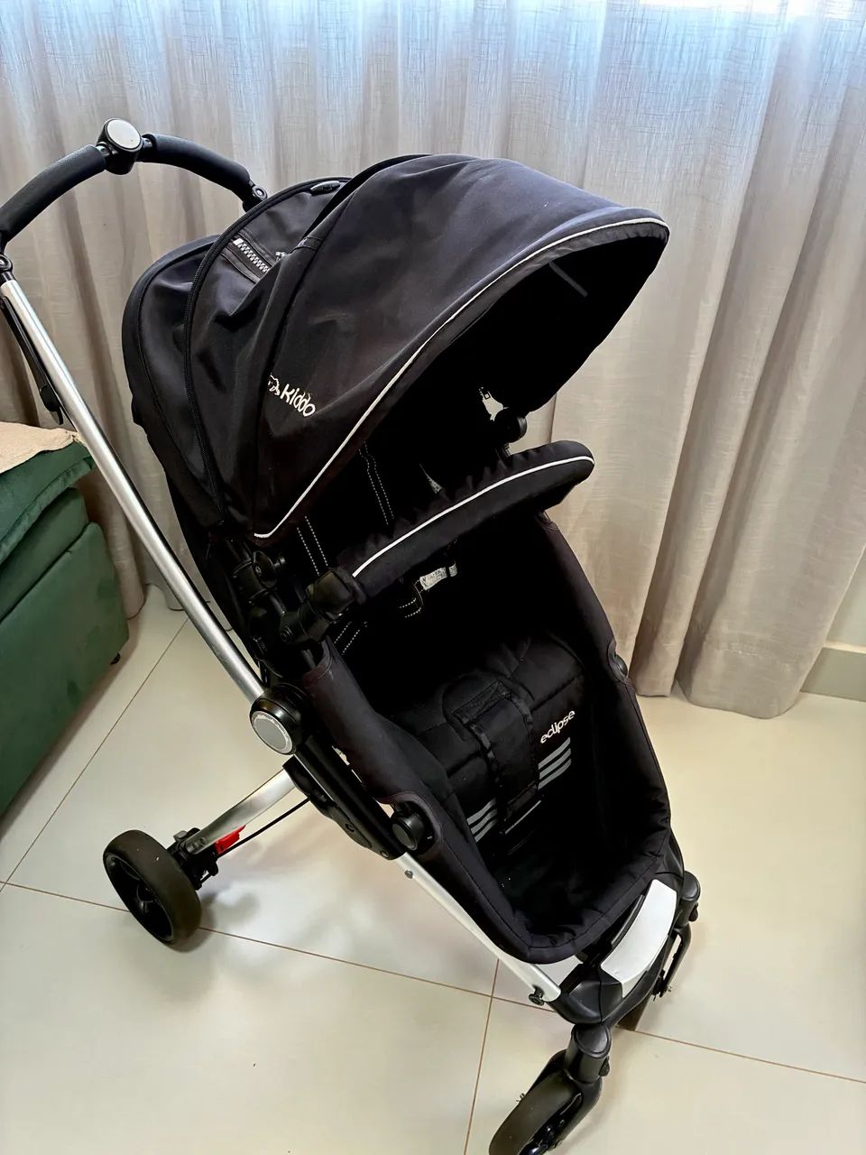 Carrinho de bebê com bebê conforto 