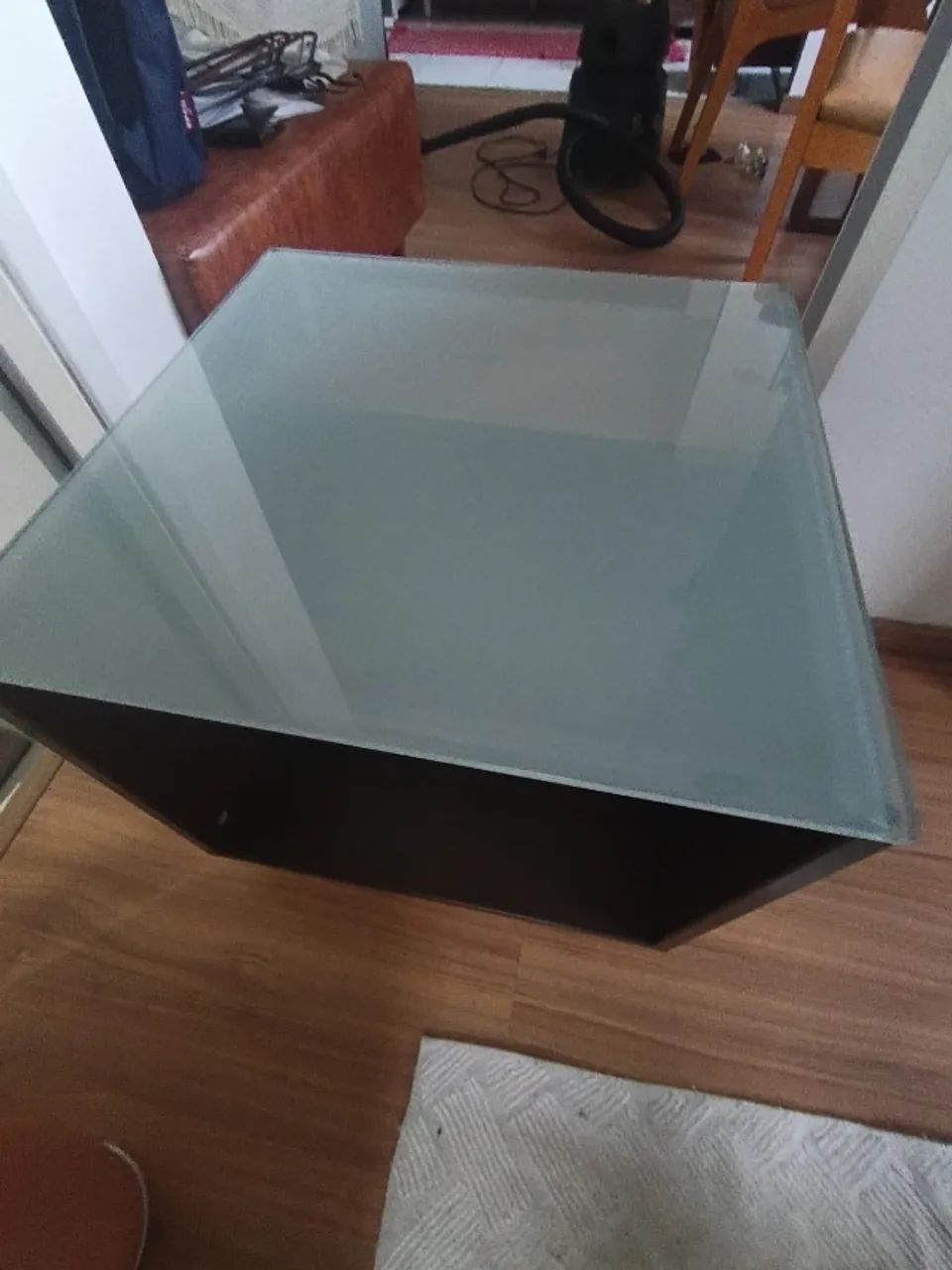 MESA DE CANTO COM VIDRO E RODINHAS  TOK STOK