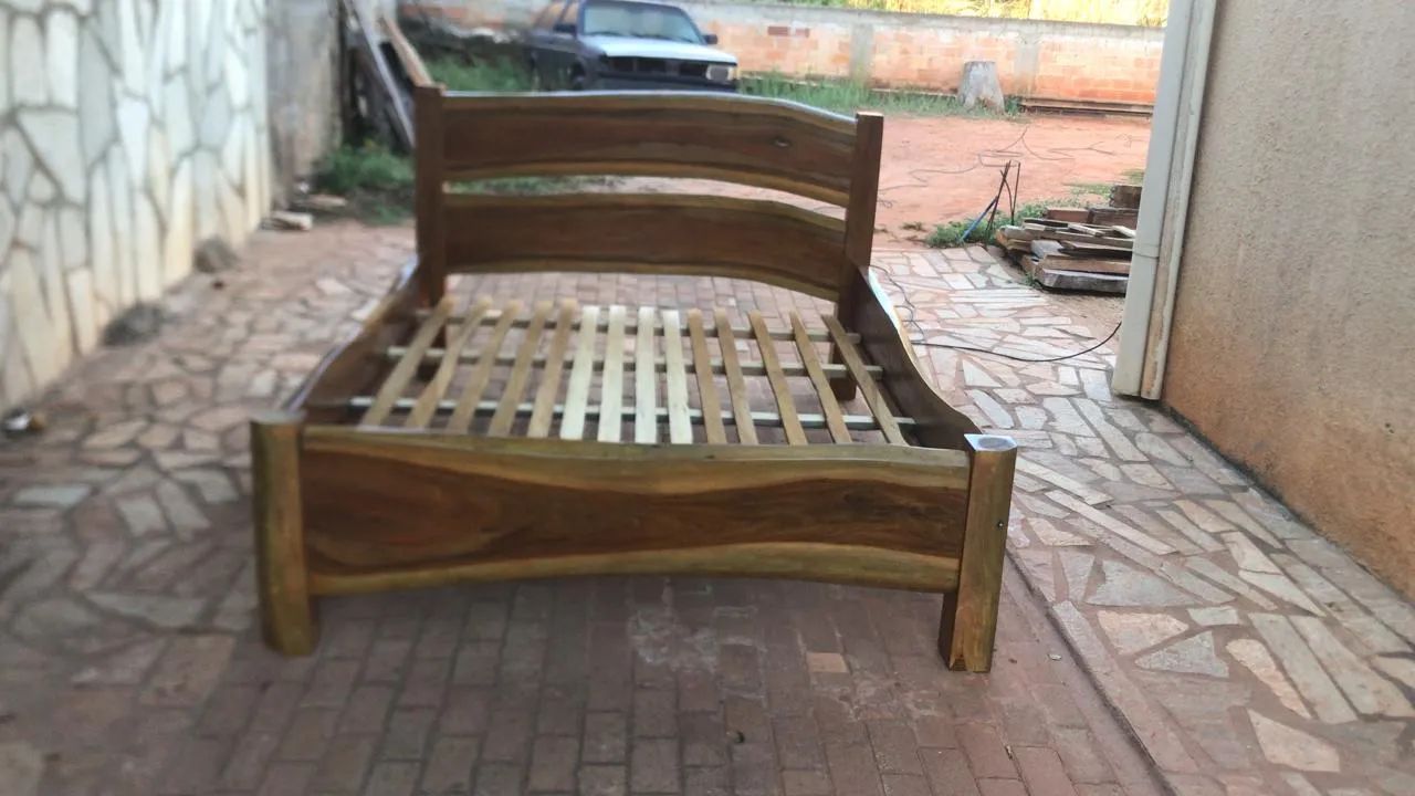 Cama de casal de madeira 