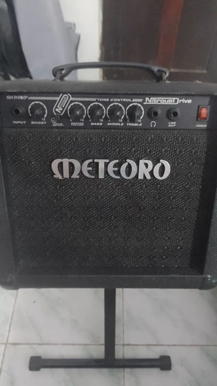 Caixa de guitarra meteoro 30 watts RMS com tripé.