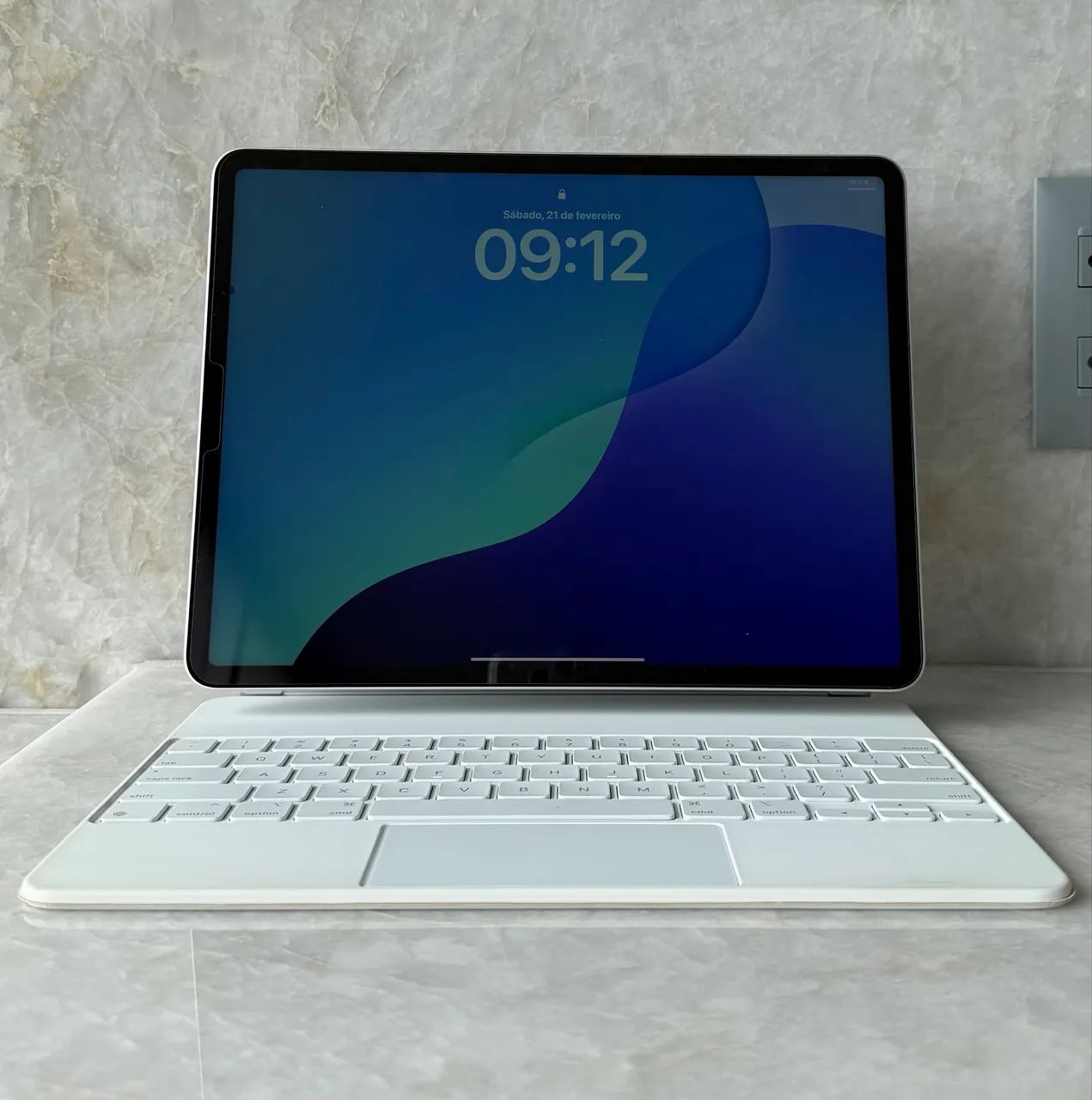 iPad Pro 12.9 (5ª geração - M1) 256GB Wi-Fi + Magic Keyboard