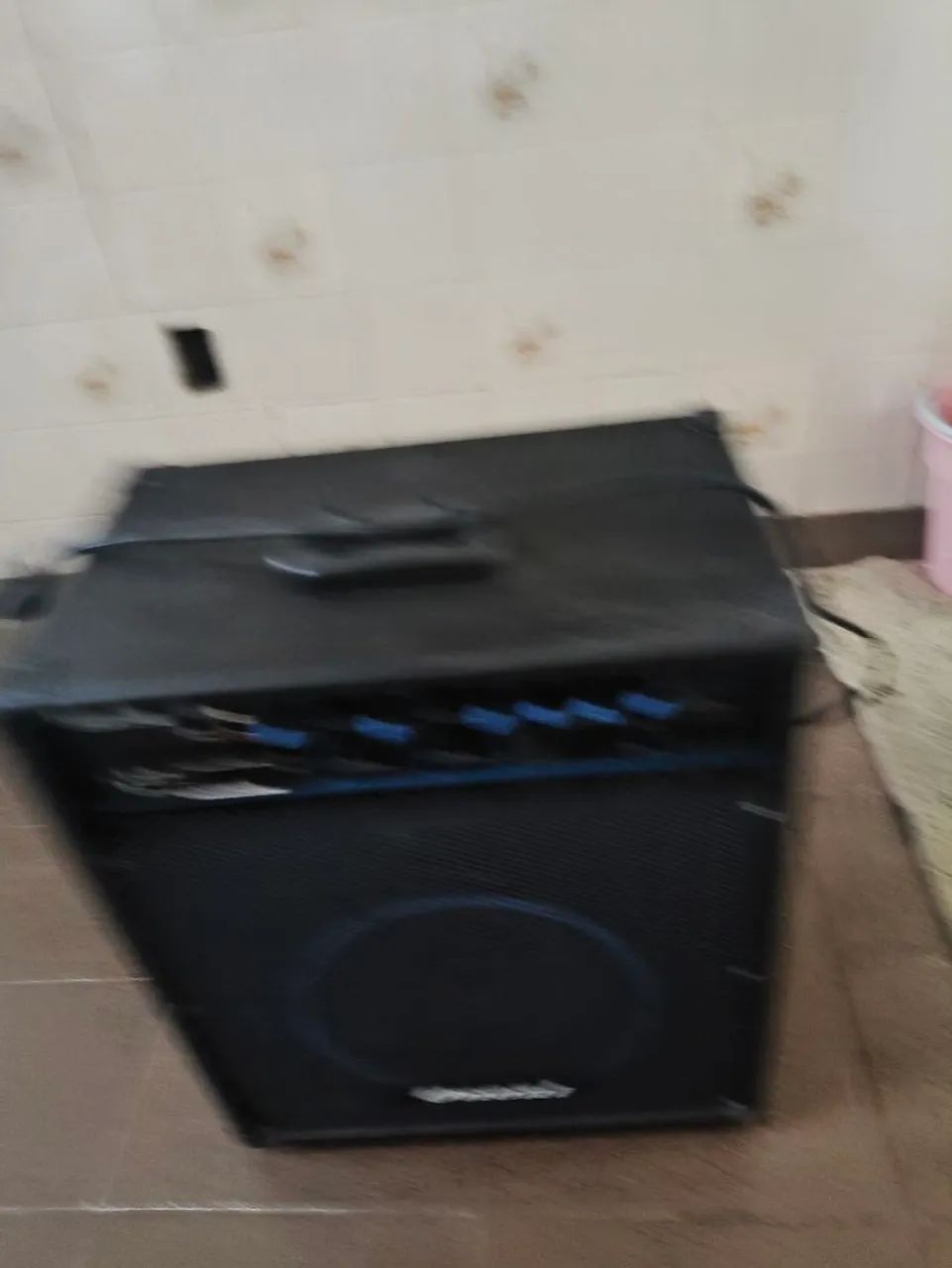 Caixa de som para guitarra com Bluetooth 