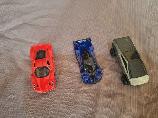3 carrinhos usados, ferrari burago e outros hotwheels - Foto 2