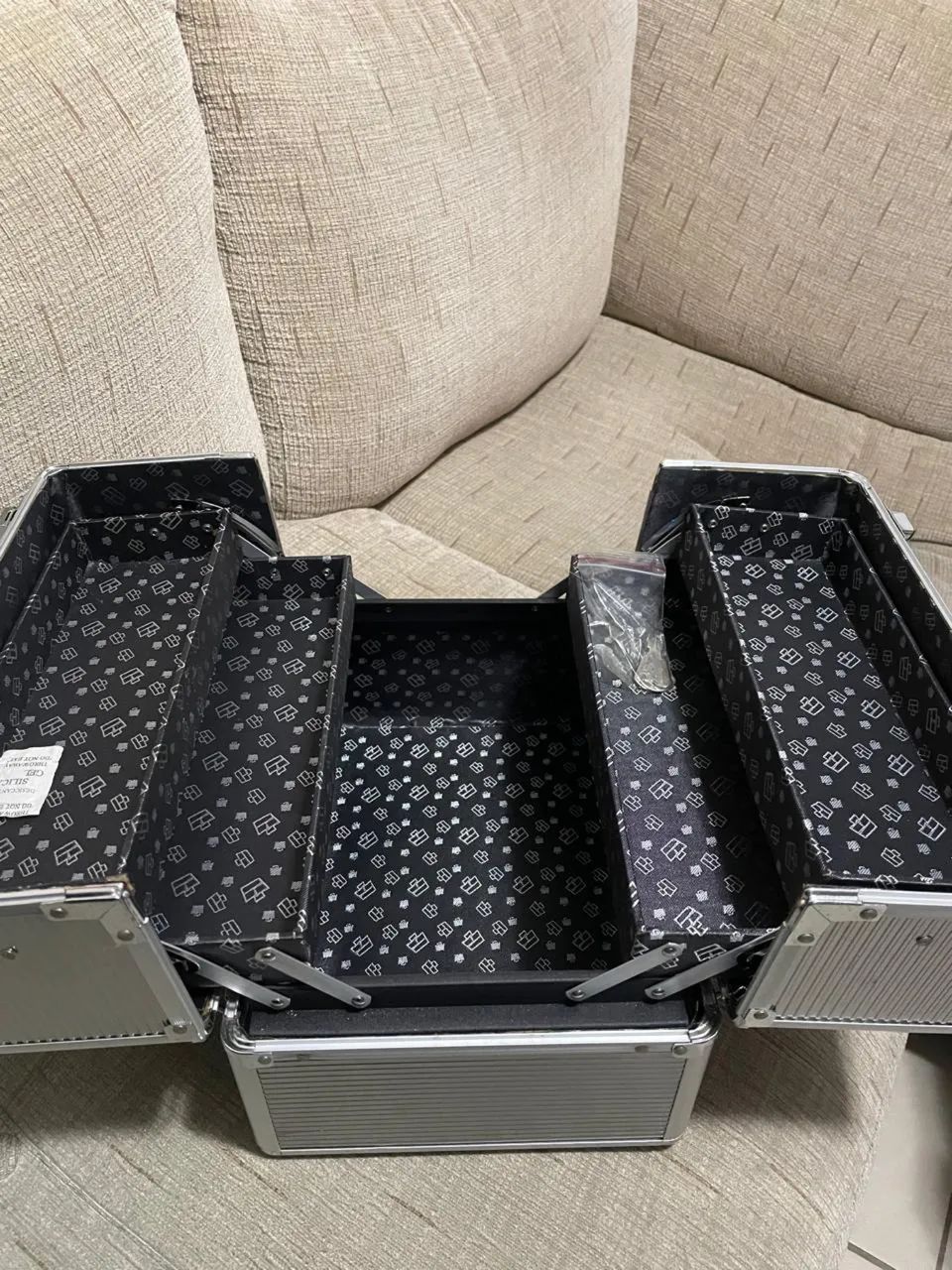 Maleta de Maquiagem CABOODLES Prata/Alumínio - Foto 3