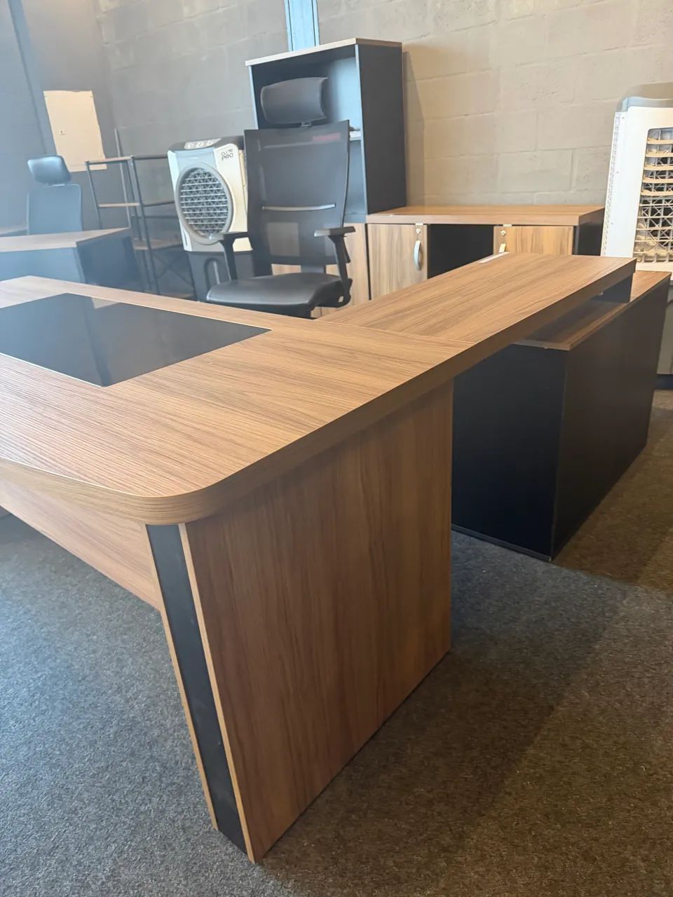 Mesa em L curve Gold com vidro 