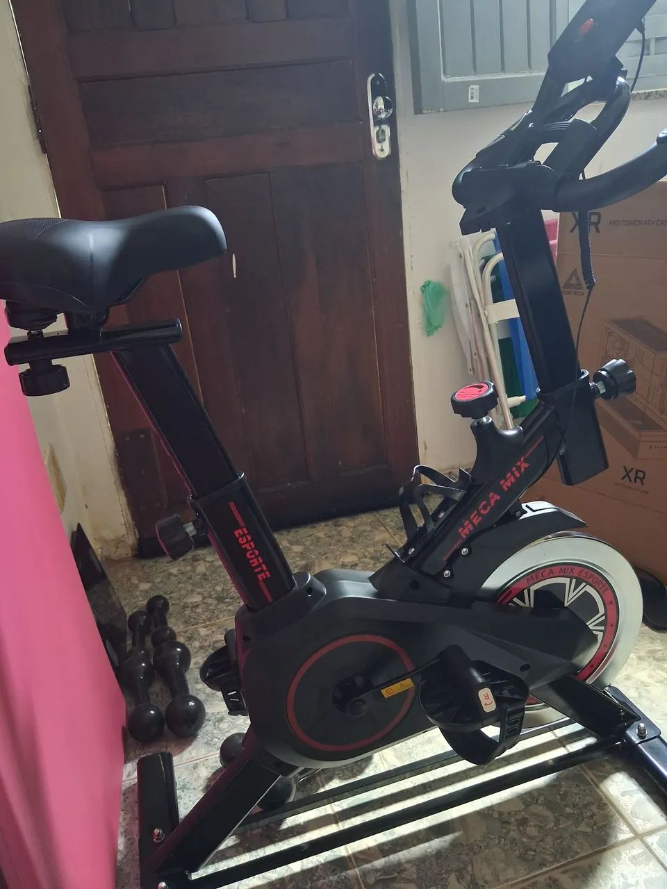 Treino em casa, bicicleta ergométrica compacta
