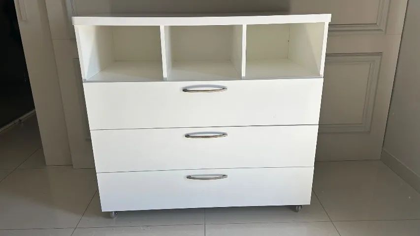 Cômoda usada em ótimo estado de conservação, 100%MDF, com 3 gavetas e 3 nichos 