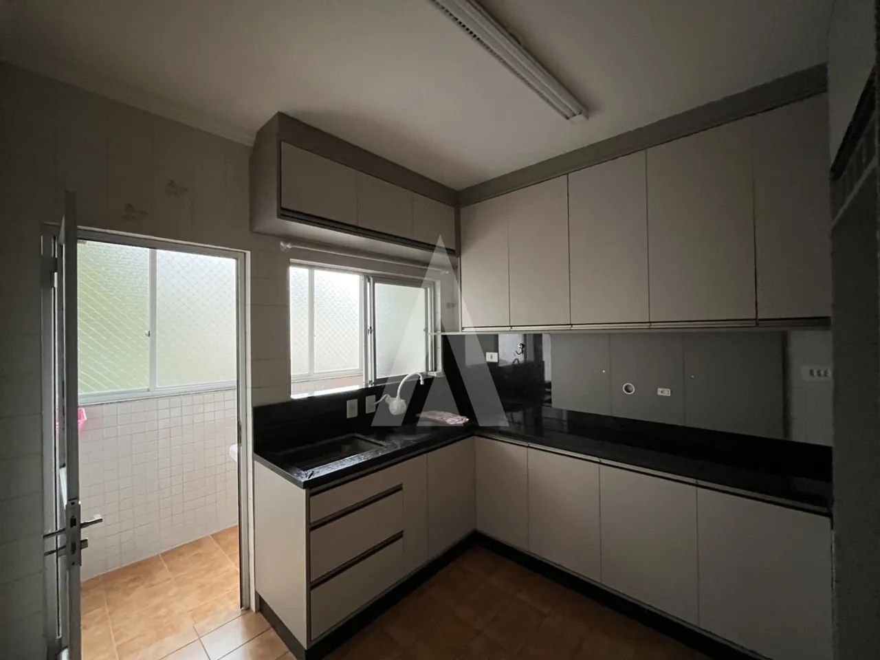 Apartamento semimobiliado com 2 quartos no bairro Glória - Foto 3