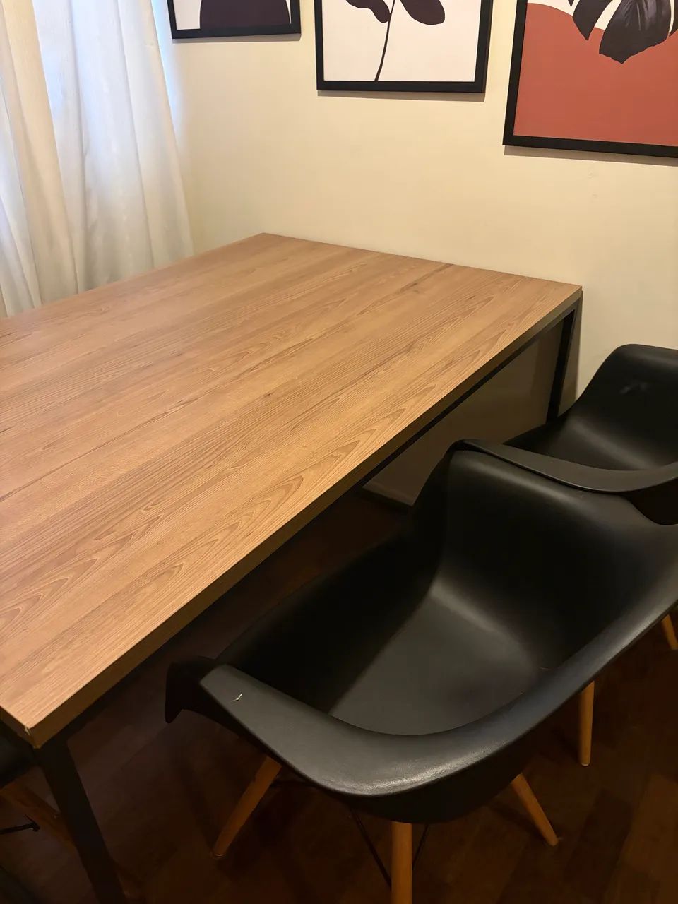 Mesa com cadeiras e banco
