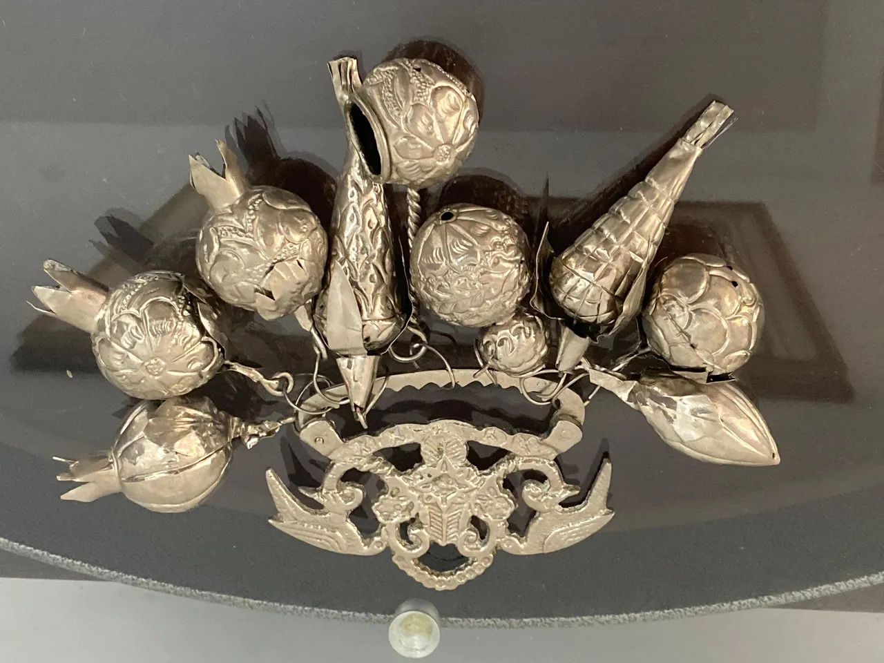 Enfeite com frutas em prata