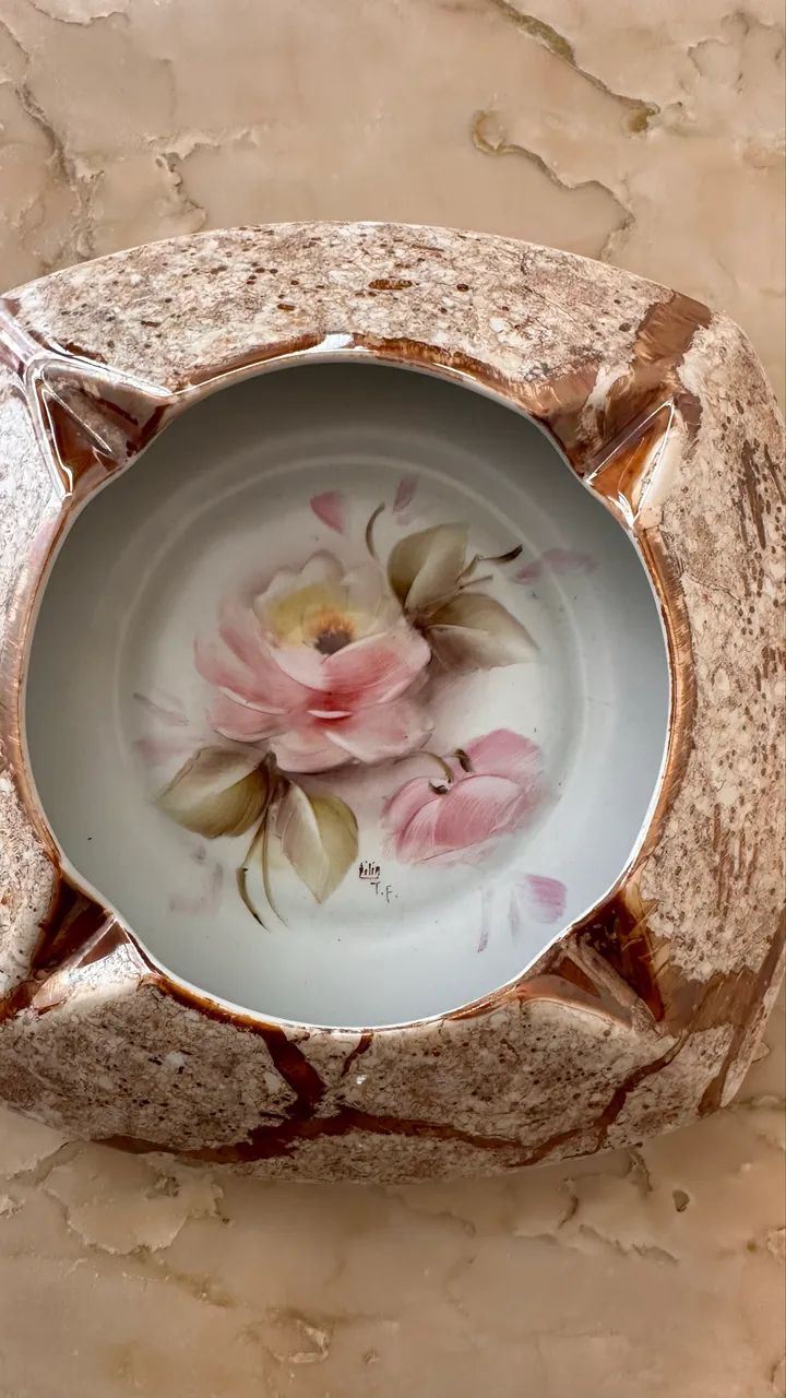 Belíssima peça de porcelana - Cinzeiro Pintura a mão 