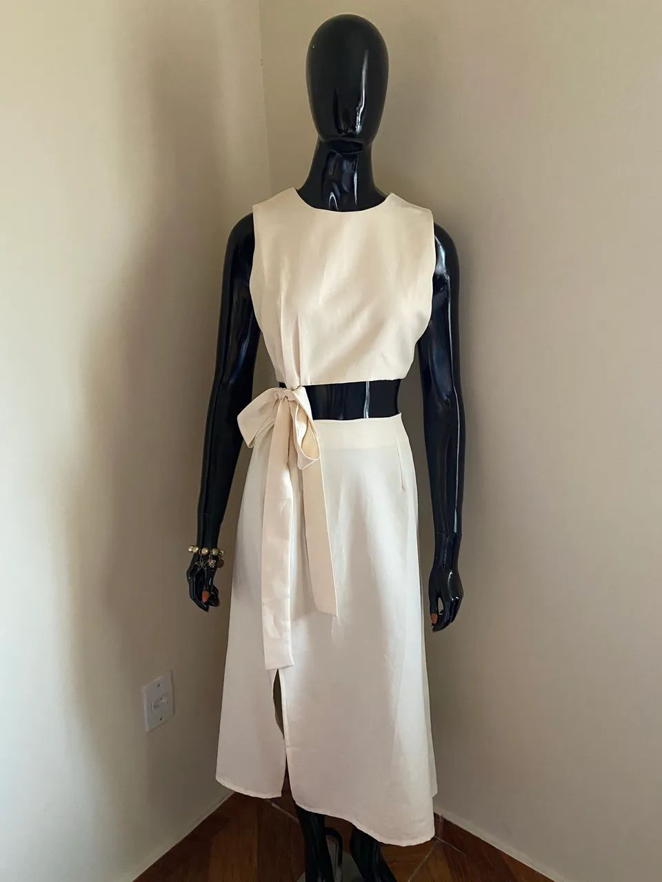 Conjunto cropped e saia midi em alfaiataria 