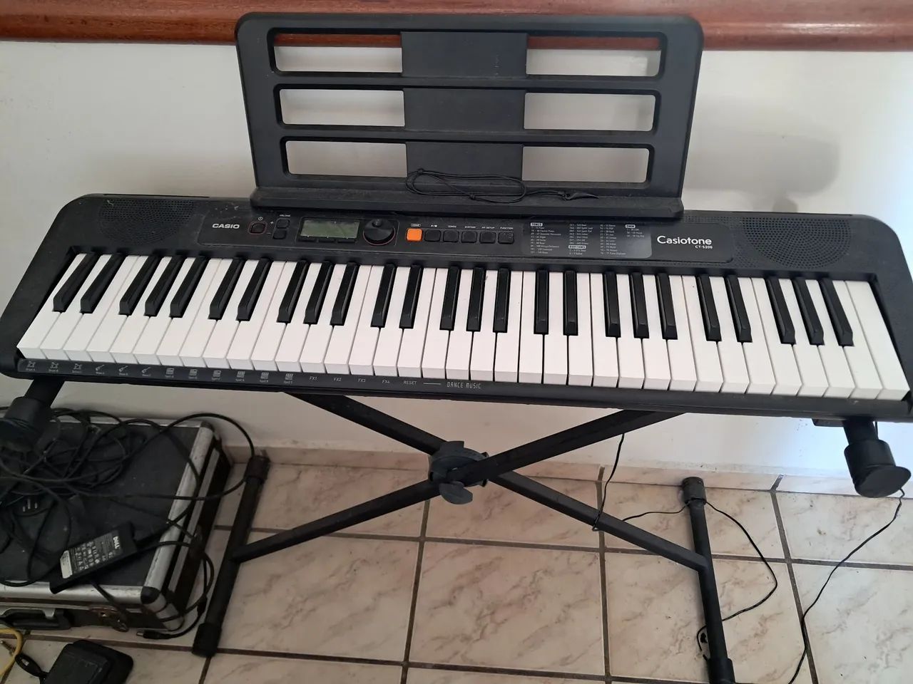 Com suporte e fonte Casiotone CT-S200
