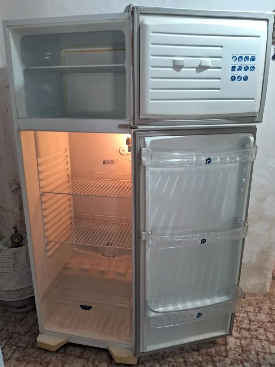 Geladeira DAKO pouco utilizada