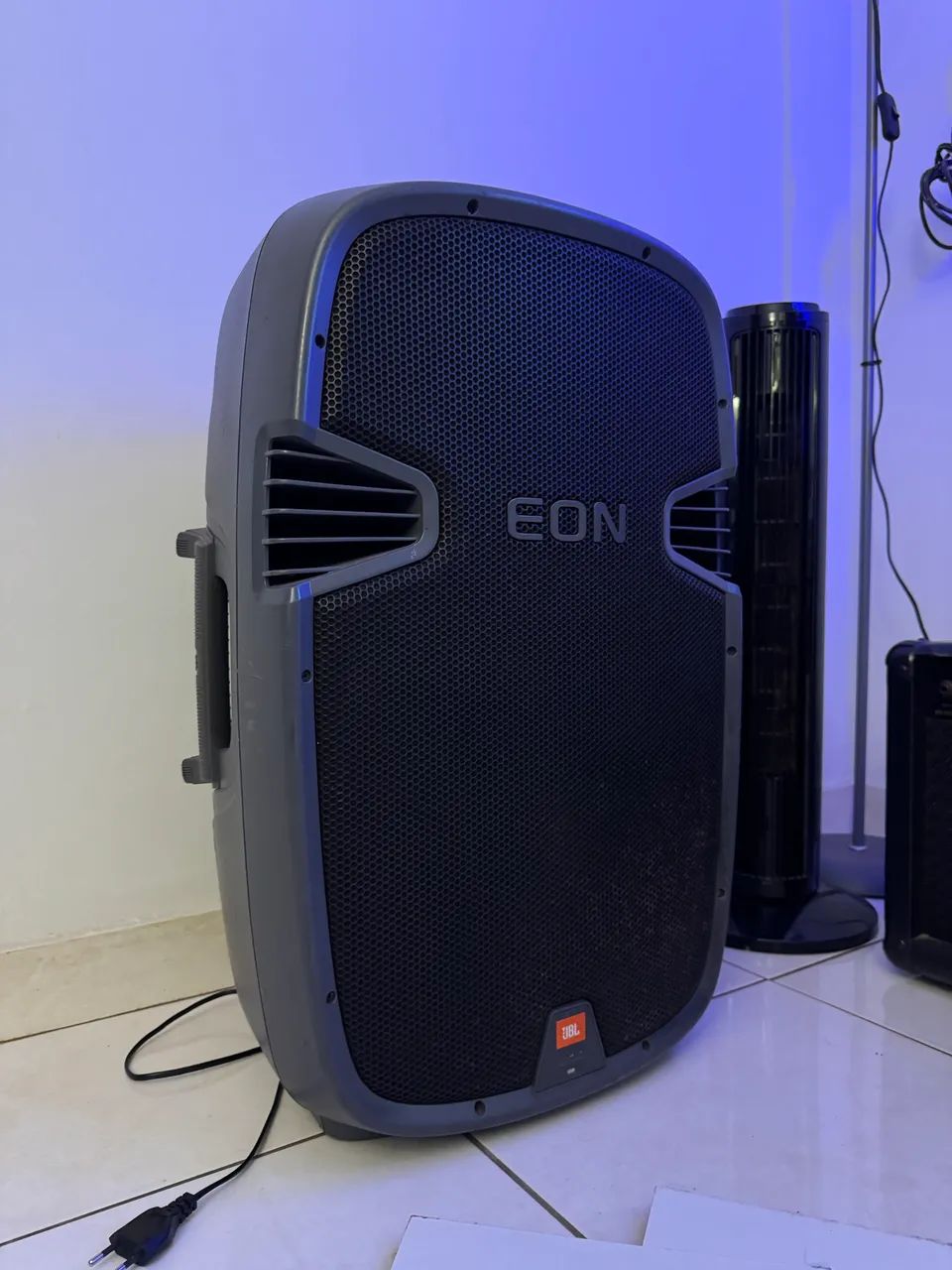 Caixa JBL EON bi volt 