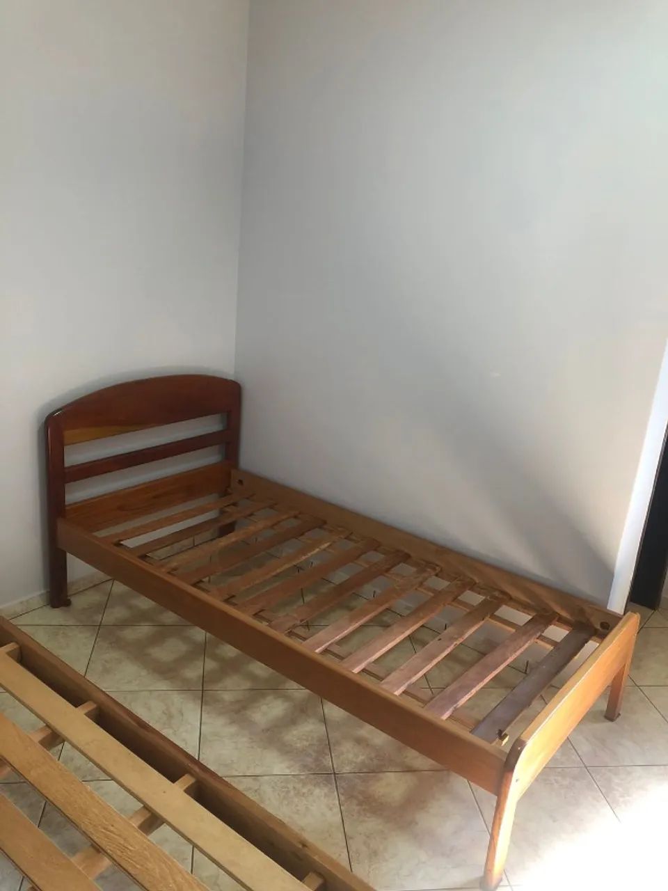 CAMA DE SOLTEIRO EM MADEIRA MACIÇA - Foto 2
