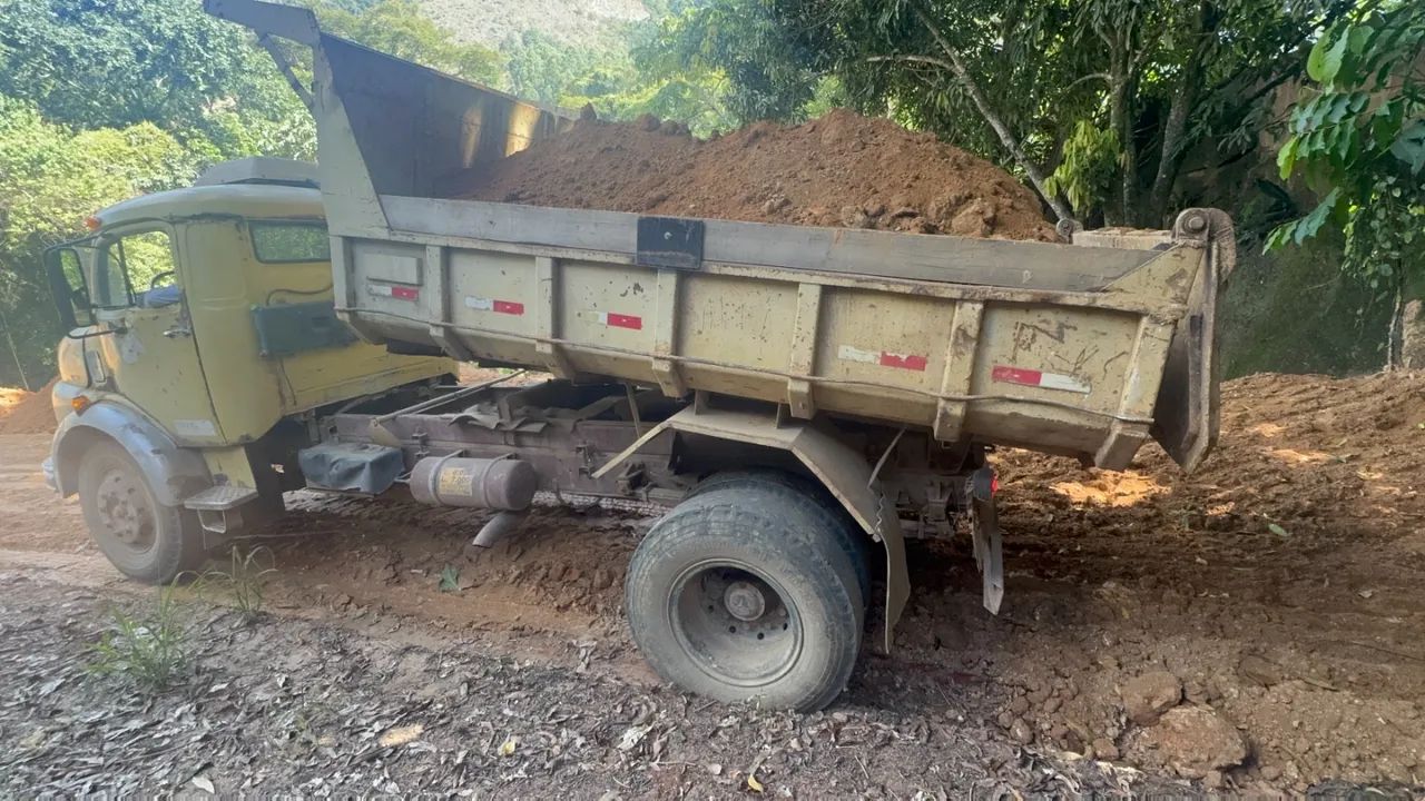 Caminhão Caçamba 1113
