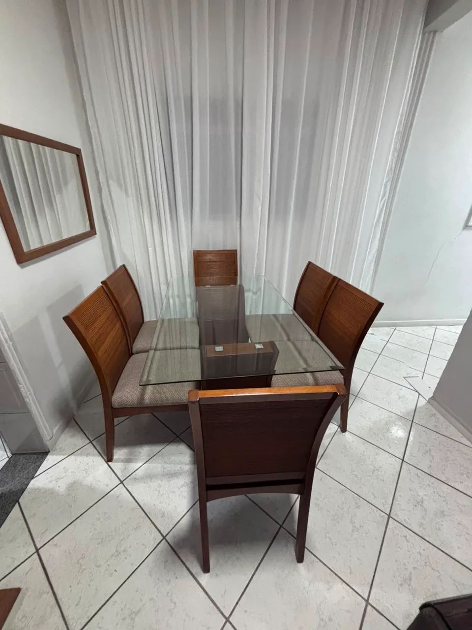 MESA 6 LUGARES, MADEIRA MACIÇA, VIDRO TEMPERADO