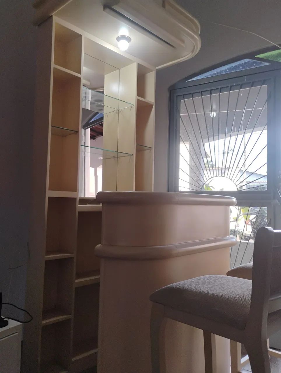 Barzinho antigo completo com 2 cadeiras. - Foto 4