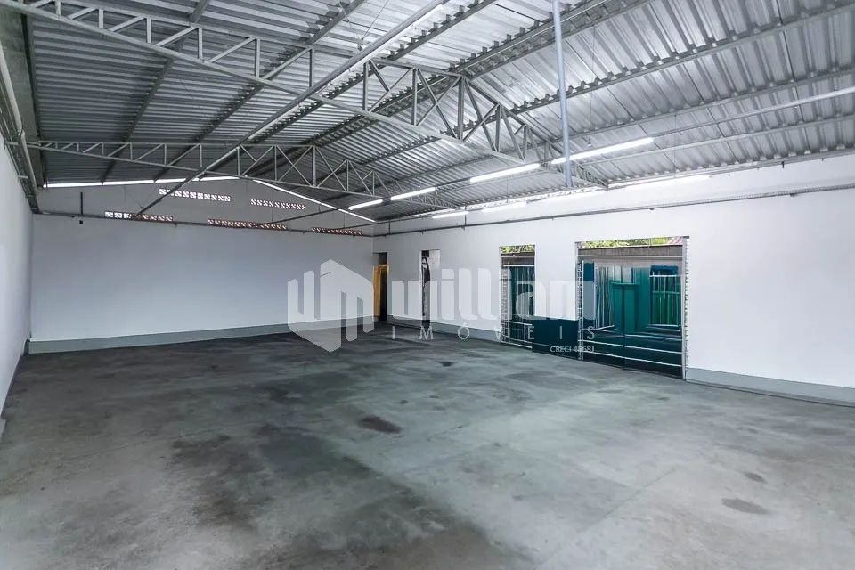 GALPAO E CASA DE MADEIRA COM 2 DORMITÓRIOS NO CENTRO DE GUABIRUBA