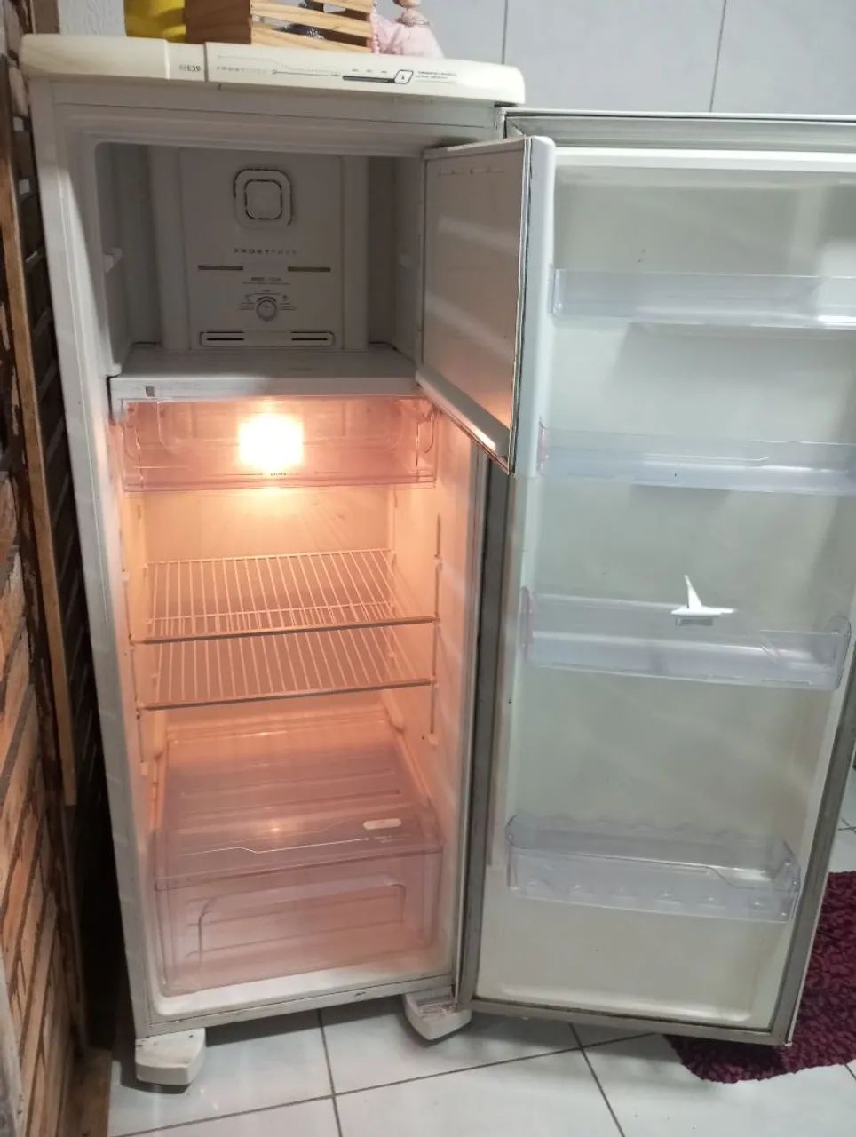 Geladeira Eletrolux com defeito  - Foto 4