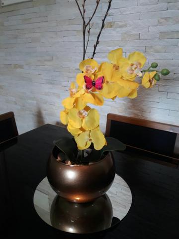 Vaso de flores redondo com orquídea permanente
