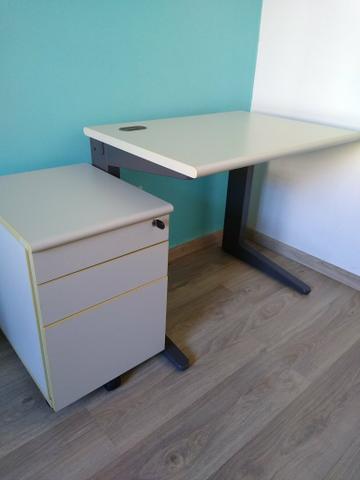 Mesa com criado mudo