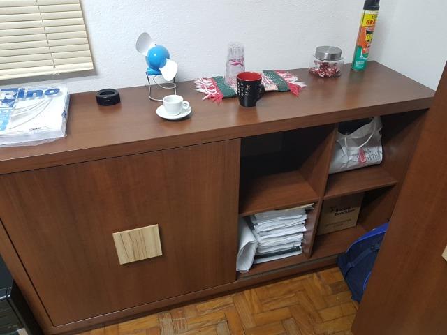 Mesa executiva + bancada + armário c/ prateleria Escritório - Foto 3