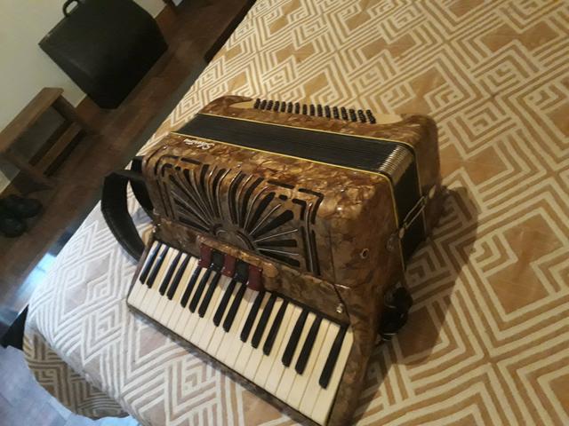 Acordeon Silvertone 80 baixos