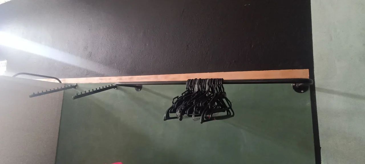 Arara de metal para preta semi nova