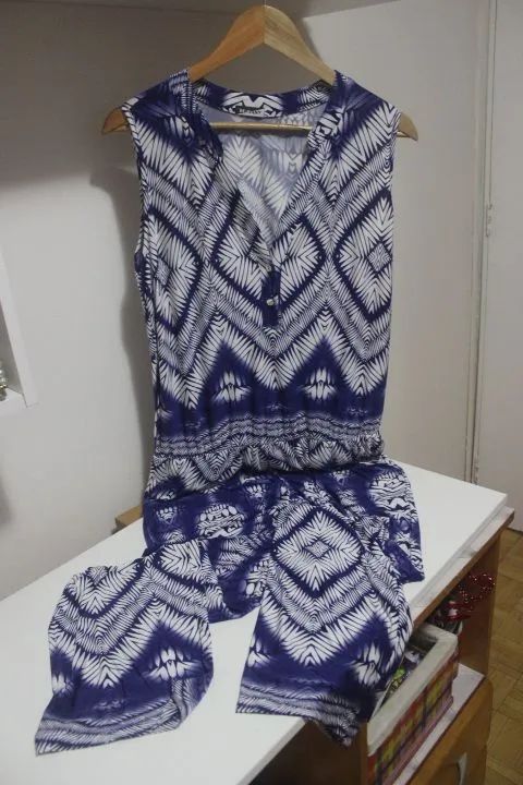 Macacão Longo Estampado Azul e Branco tamanho M