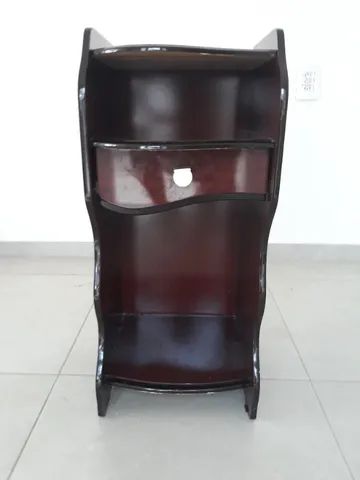 Criado mudo, tamanho 75 cm X 33 cm X 35 cm , com uma gaveta