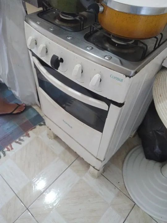 Fogão Esmaltec, branco.