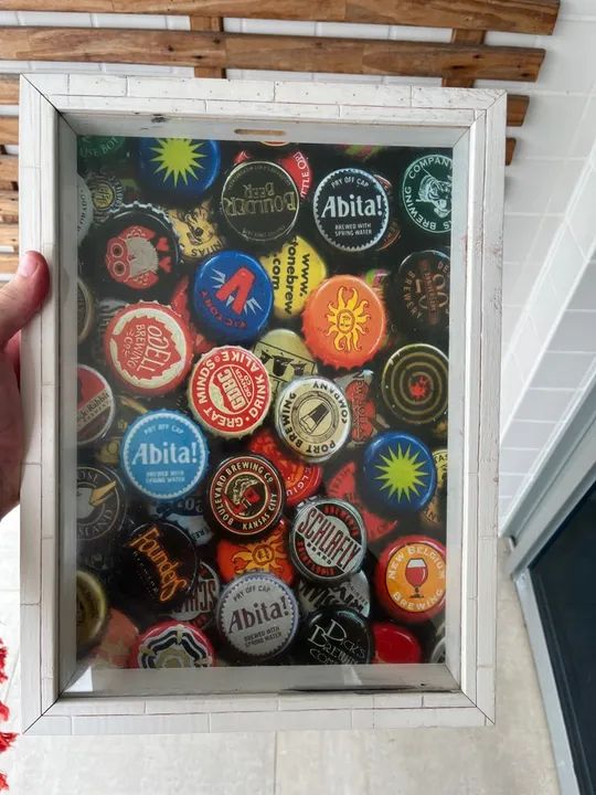 Quadro de tampinhas de cerveja