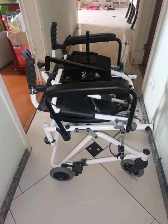 Cadeira de Rodas Ortobras Praticamente nova- Dobrável-Com apoio de cabeça e reclinável - Foto 3