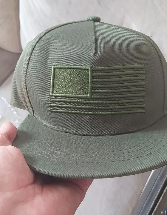Boné de Baseball com Bordado de Bandeira Americana.