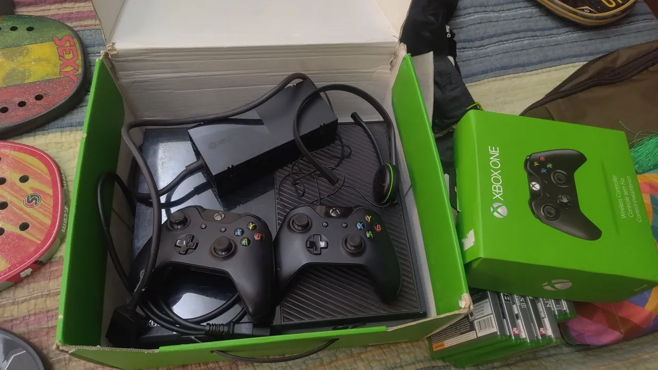 Xbox One com 2 controles e headset + 7 jogos