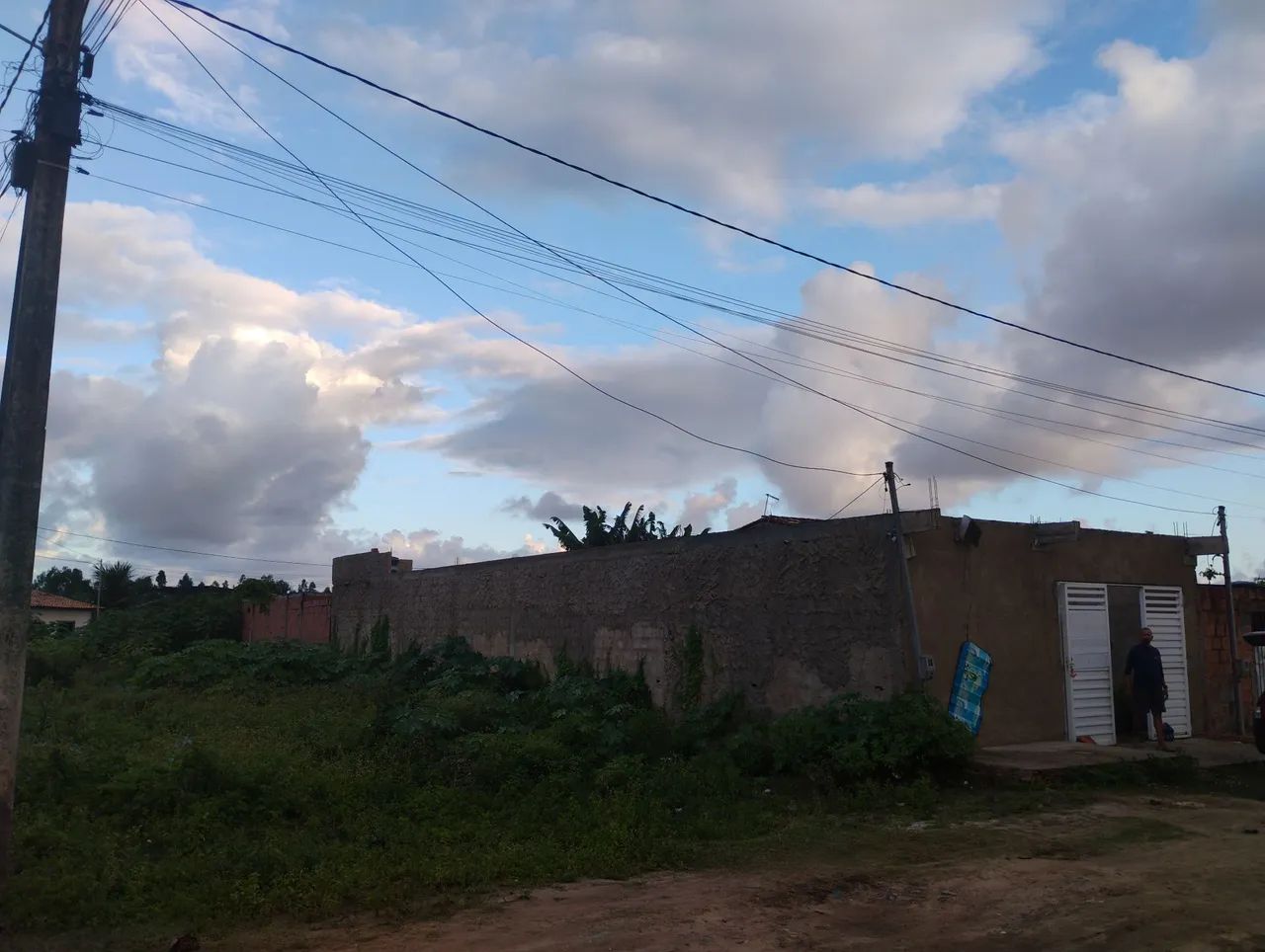 Vende casa com terreno de esquina  - Foto 2