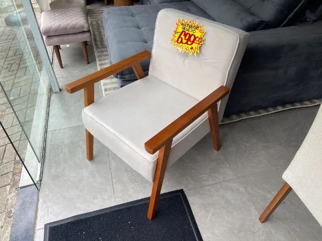 Poltrona base maciça com estofado no veludo apenas R$699,00 