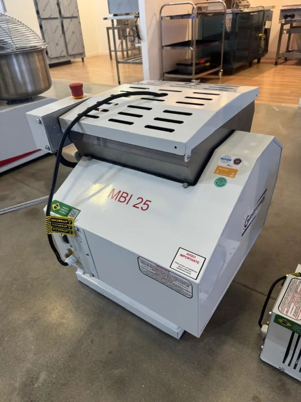 Amassadeira Semirrápida 25KG Cuba em aço inox 304 nova Gastromaq