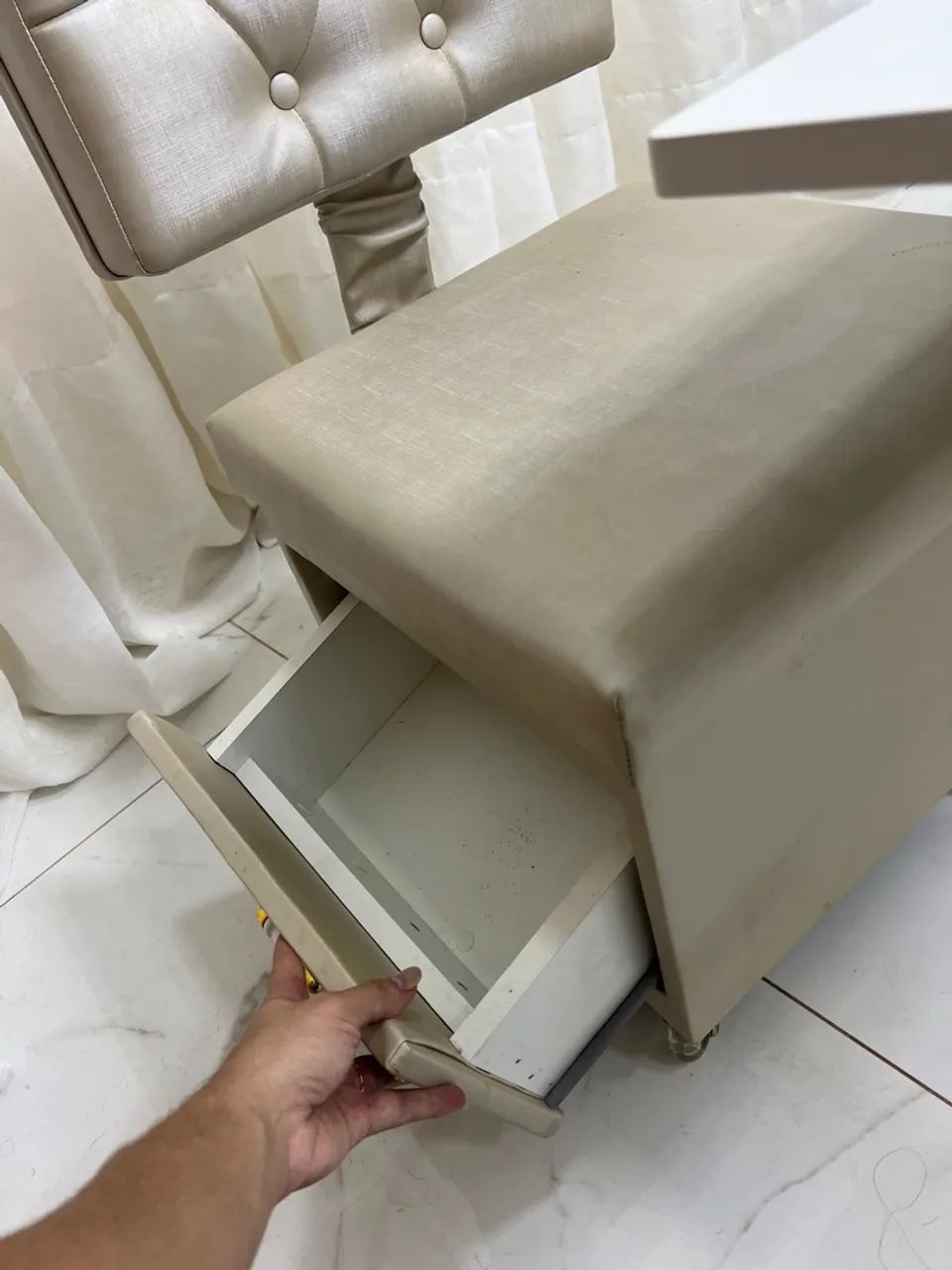 Kit manicure ( cadeira + suporte esmalte ) 